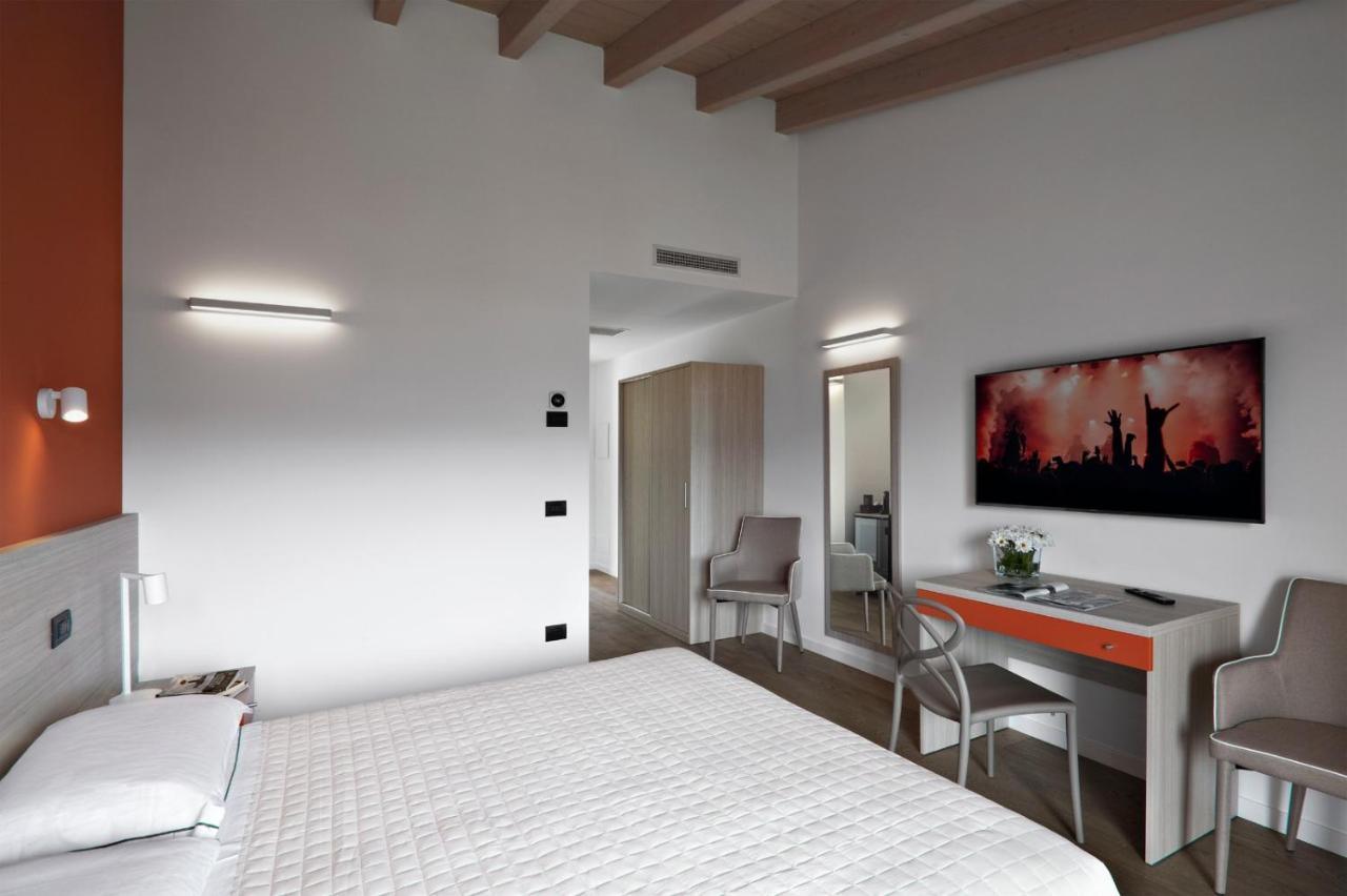 Residence Caffe Maya Maslianico Luaran gambar