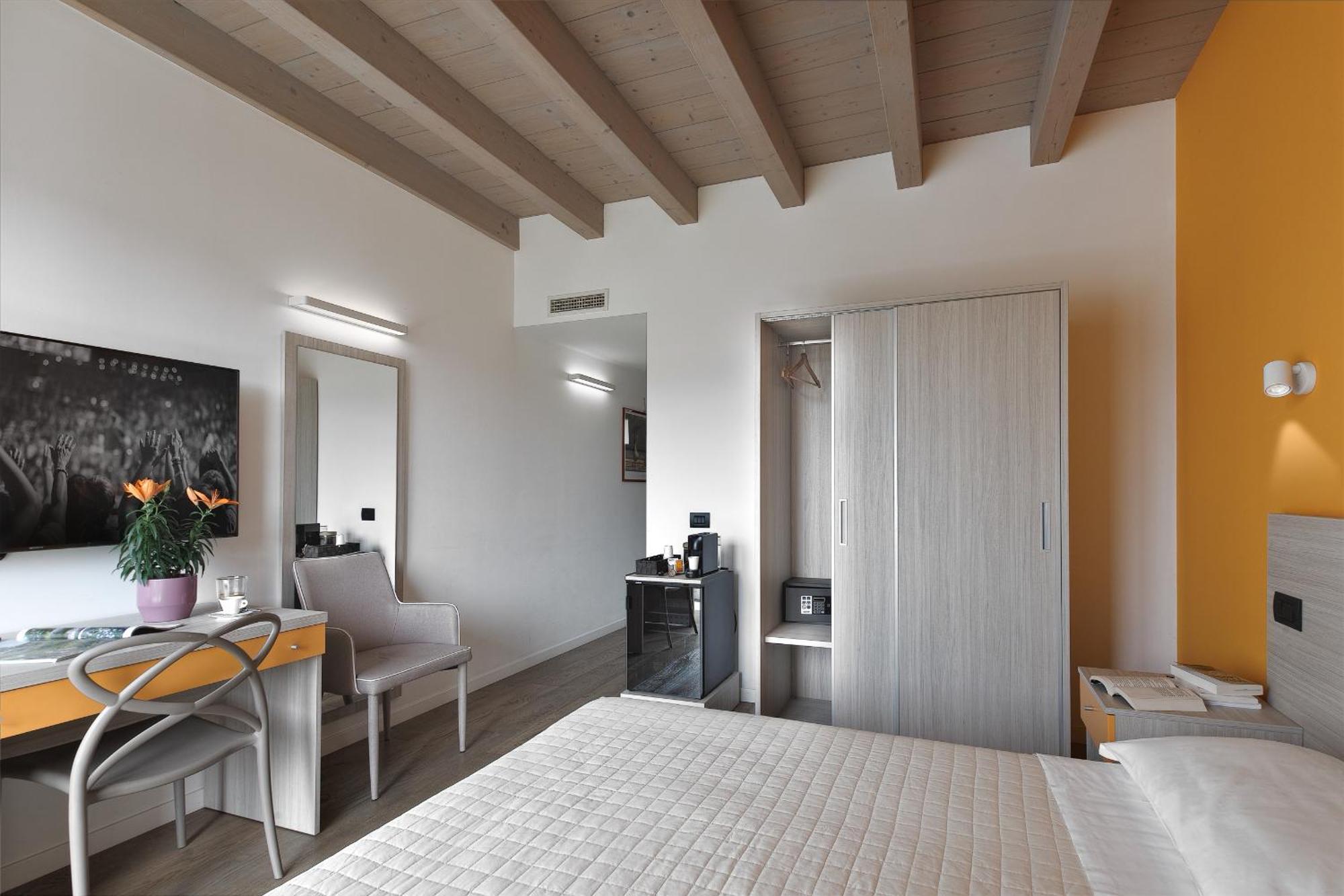Residence Caffe Maya Maslianico Luaran gambar